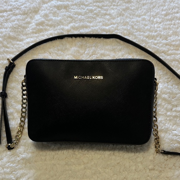 Michael Kors Handbags - Michael Kors jet set Crossbody Bag